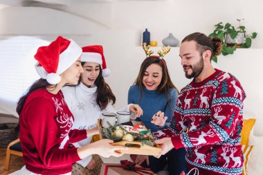 Latin arkadaşlar Meksika Latin Amerika 'da Noel kurabiyeleri pişiriyor ve tadıyorlar.