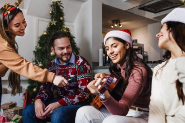 Latin arkadaşlar karaoke partisinde şarkı söyleyip Meksika 'da Noel' i kutluyorlar.