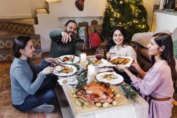 Amigos Latinos Fazendo Natal Jantar Ação Graças Casa México América Fotos De Bancos De Imagens