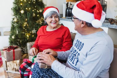 Latin son sınıf çifti Noel 'de hediyelerini açıyor ve Meksika' da yeni yıl tatillerinde Latin Amerika 'da tatillerde İspanyol yetişkinler tatil yapıyor.