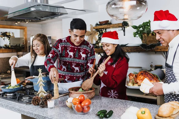 Λατινική Οικογένεια Μαγείρεμα Κρέας Γαλοπούλας Για Χριστούγεννα Δείπνο Στο Σπίτι Royalty Free Εικόνες Αρχείου