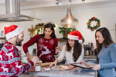 Latin arkadaşlar Meksika 'da Noel kurabiyeleri pişiriyor ve tadıyorlar Latin Amerika' da, İspanyol gençler 