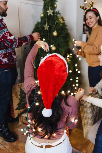 Λατίνοι Φίλοι Τοποθετούν Χριστουγεννιάτικα Φώτα Στο Χριστουγεννιάτικο Δέντρο Στο Σπίτι Royalty Free Εικόνες Αρχείου