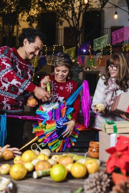 Latin Ailesi Meksika Posta 'sını kutluyor. Meksika' da Noel arifesi Latin Amerika 'da. Tatillerde geleneksel parti. 