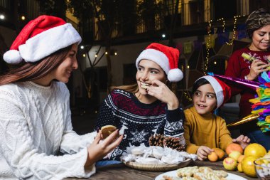 Latin Ailesi Meksika Posta 'sını kutluyor. Meksika' da Noel arifesi Latin Amerika 'da. Tatillerde geleneksel parti. 