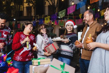 Latin Ailesi Meksika Posta 'sını kutluyor. Meksika' da Noel arifesi Latin Amerika 'da. Tatillerde geleneksel parti. 