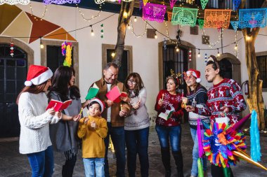 Latin ailesi Meksika Posta Adalarını kutluyor ve Meksika 'da Noel arifesinde ilahiler söylüyor Latin Amerika, İspanyol kültürü ve gelenekleri