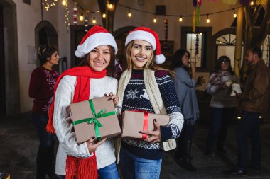 Meksika 'da Noel arifesini Meksika' da kutlarken Meksikalılar, Meksikalı kızlar ya da hediye kutlayan arkadaşlar.