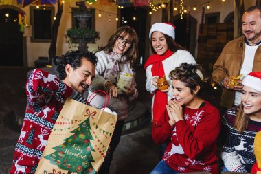 Latin Ailesi Meksika Posta 'sını kutluyor. Meksika' da Noel arifesi Latin Amerika 'da. Tatillerde geleneksel parti. 