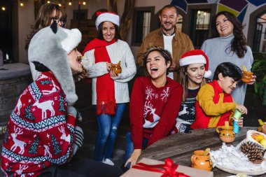 Latin Ailesi Meksika Posta 'sını kutluyor. Meksika' da Noel arifesi Latin Amerika 'da. Tatillerde geleneksel parti. 