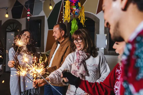 멕시코 아메리카의 크리스마스 이브에서 멕시코 포사다스와 캐롤을 축하하는 히스패닉 문화와 로열티 프리 스톡 사진