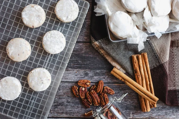 Noel sezonu için geleneksel polvoron pişirmek, ya da noel için nevaditos, mantecados ya da tatlı kurabiyeler yapmak. Tarif ve malzemeler