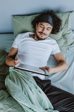 Latin Amerika 'da yatağında uyuyan genç Latin bir adam. Uyku ve dinlenme konsepti.