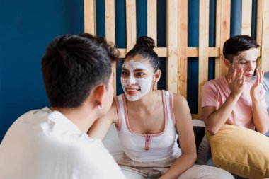 Latin LGBT Arkadaşları Meksika 'da yataklarında yüz maskesi ve kozmetik tedavileri kullanıyor Latin Amerika' da Latin homoseksüel ve lgbtq toplulukları