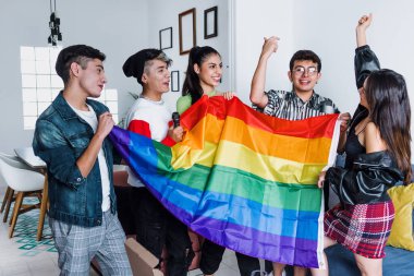 Genç latin LGBT arkadaşları, Meksika 'da gökkuşağı bayrağı taşıyan gay gururlu ayı kutluyorlar. Latin Amerika' daki Igbtq toplumundan Latin homoseksüel insanlar.