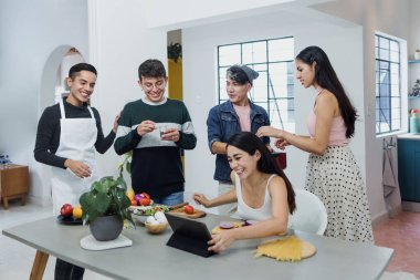 Latin LGBT 'den bir grup arkadaş Meksika' da mutfakta Meksika yemeği pişiriyor ve hazırlıyorlar. Latin Amerika 'daki lgbtq topluluğundan İspanyol homoseksüel insanlar.