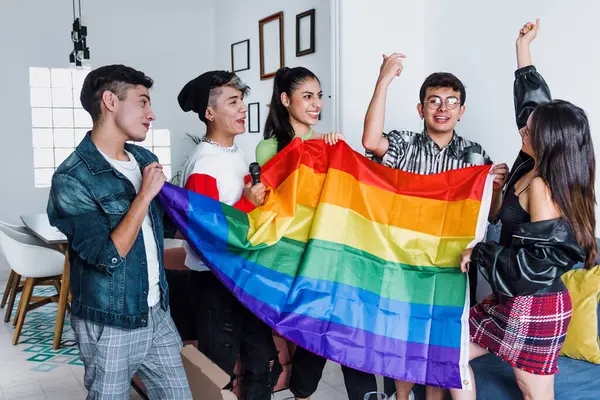 Genç latin LGBT arkadaşları, Meksika 'da gökkuşağı bayrağı taşıyan gay gururlu ayı kutluyorlar. Latin Amerika' daki Igbtq toplumundan Latin homoseksüel insanlar.