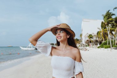 Latin Amerika 'da tatillerde ya da tatillerde Karayip sahillerinde eğlenen İspanyol kadın, tropikal arka planda İspanyol kadın.