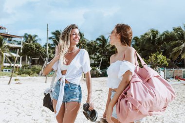 Latin Amerika 'da Karayipler sahillerinde gezen birkaç Latin kadın, İspanyol genç bayan arkadaşlar.