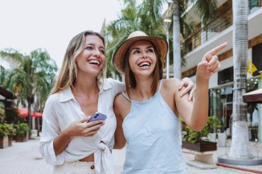 Latin Amerikalı iki kadın turist portresi, Karayipler 'deki İspanyol kadın turistler veya tropikal beachat tatilleri.