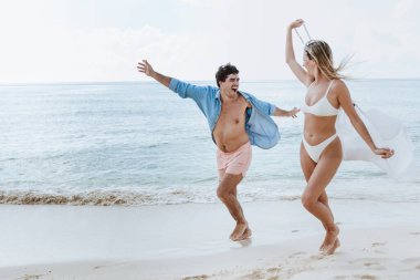 Latin Amerika 'da tatillerde ya da tatillerde ya da balaylarında Karayip sahillerinde eğlenen aşık genç bir çift.