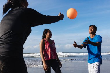 Acapulco Mexico Latin Amerika 'da Pasifik Okyanusu' nda voleybol oynayan mutlu Latin arkadaşlar, İspanyol insanlar eğleniyor.