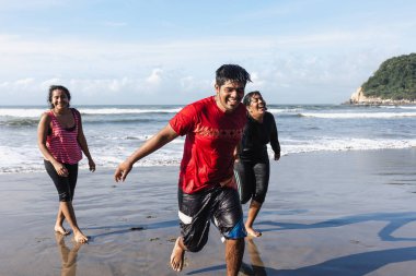 Mutlu Latin arkadaşlar Acapulco Meksika 'da Pasifik Okyanusu sahillerinde eğleniyorlar Latin Amerika' da, İspanyol insanlar kadın ve erkekler