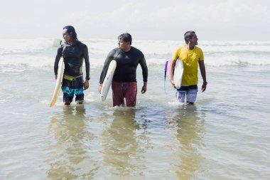 Latin sörfçüler, Acapulco Mexico sahilinde sörf tahtası olan adamlarla arkadaş olur. Hispanik insanlar yaz sporlarında sörf yapıyor ve eğleniyorlar.
