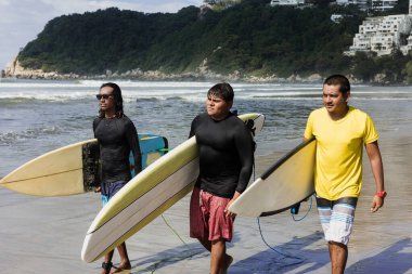 Latin sörfçüler, Acapulco Mexico sahilinde sörf tahtası olan adamlarla arkadaş olur. Hispanik insanlar yaz sporlarında sörf yapıyor ve eğleniyorlar.