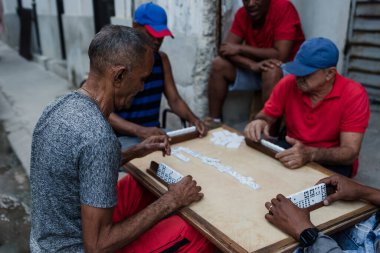 Eski Havana Küba, Karayipler 'de domino oynayan bir grup yaşlı adam.