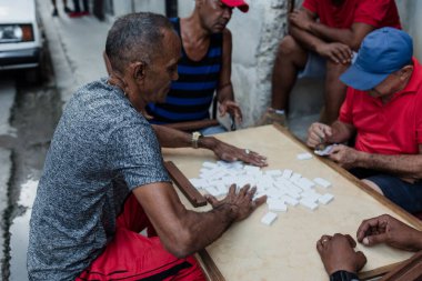 Eski Havana Küba, Karayipler 'de domino oynayan bir grup yaşlı adam.