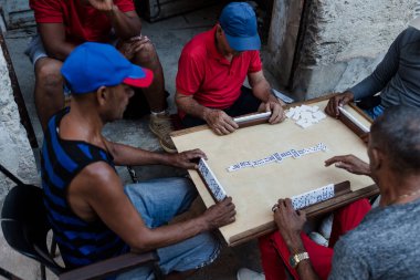 Eski Havana Küba, Karayipler 'de domino oynayan bir grup yaşlı adam.