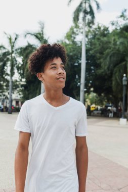 Latin Amerika 'da, Karayipler' de ve Afrikalı Amerikalılarda rastalı gençlerin portresi.