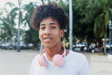 Latin Amerika 'da, Karayipler' de ve Afrikalı Amerikalılarda rastalı gençlerin portresi.