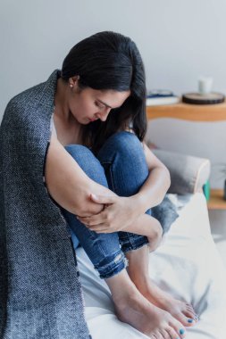Latin depresif olgun kadın, Meksika Latin Amerika 'da depresyon, kayıtsızlık ve duygusal krizden muzdarip olarak koltukta oturuyor.