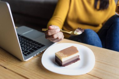 Latin bir kadın Meksika 'da kanepede pasta ya da pasta yiyor. Latin bir kadın.