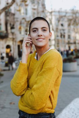 Genç İspanyol kadın dazlak ya da şehirde kısa saç, sonbahar sezonunda sokakta Latin kadın portresi