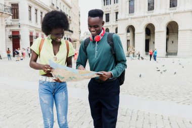 Genç Afro-Amerikan çift yaz boyunca birlikte Latin Amerika 'da, tatilde Afrikalı Karayipler' de tatil yapan bir haritaya bakıyor.