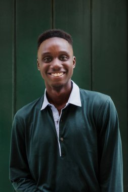 Afro saçlı Afrikalı Amerikalı bir adamın portresi, Latin Amerika 'daki genç Karayipliler.