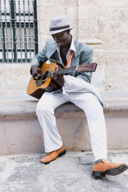 Latin Amerika 'nın Karayip şehrinde La Havana Küba' da gitar çalan siyah adam.
