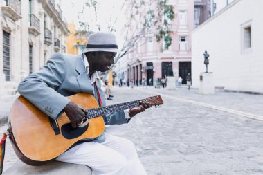 Latin Amerika 'nın Karayip şehrinde La Havana Küba' da gitar çalan siyah adam.