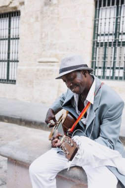 Latin Amerika 'nın Karayip şehrinde La Havana Küba' da gitar çalan siyah adam.