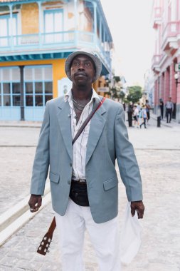 Latin Amerika, Afro-Amerikan ve Karayipler 'deki La Havana Küba' da sokaktaki zenci müzisyen portresi