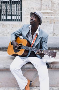 Latin Amerika 'nın Karayip şehrinde La Havana Küba' da gitar çalan siyah adam.
