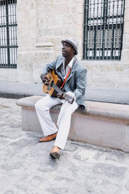Latin Amerika 'nın Karayip şehrinde La Havana Küba' da gitar çalan siyah adam.