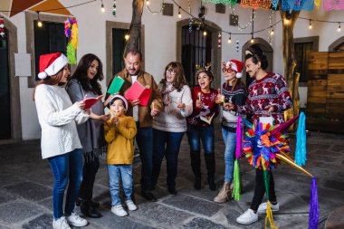 Meksika ailesi Noel arifesinde Noel şarkıları söylüyor ve Meksika Latin Amerika 'da geleneksel Posta Adaları' nı kutluyorlar. Latin kültürünü ve insanları.
