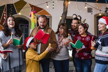 Meksika ailesi Noel arifesinde Noel şarkıları söylüyor ve Meksika Latin Amerika 'da geleneksel Posta Adaları' nı kutluyorlar. Latin kültürünü ve insanları.