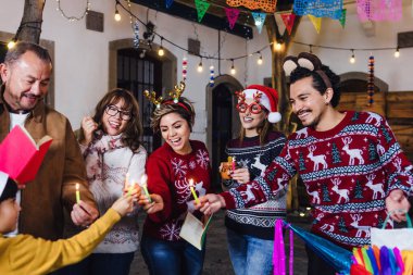 Meksika ailesi Noel arifesinde Noel şarkıları söylüyor ve Meksika Latin Amerika 'da geleneksel Posta Adaları' nı kutluyorlar. Latin kültürünü ve insanları.
