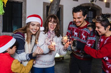 Latin ailesi Meksika Posta Adalarını kutluyor ve Meksika 'da Noel arifesinde ilahiler söylüyor Latin Amerika, İspanyol kültürü ve gelenekleri