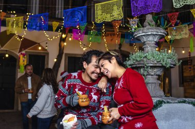 Meksikalı genç çift ya da arkadaşlar Meksika 'da Noel için Posada' da eğleniyorlar Latin Amerika 'da, İspanyol insanlar